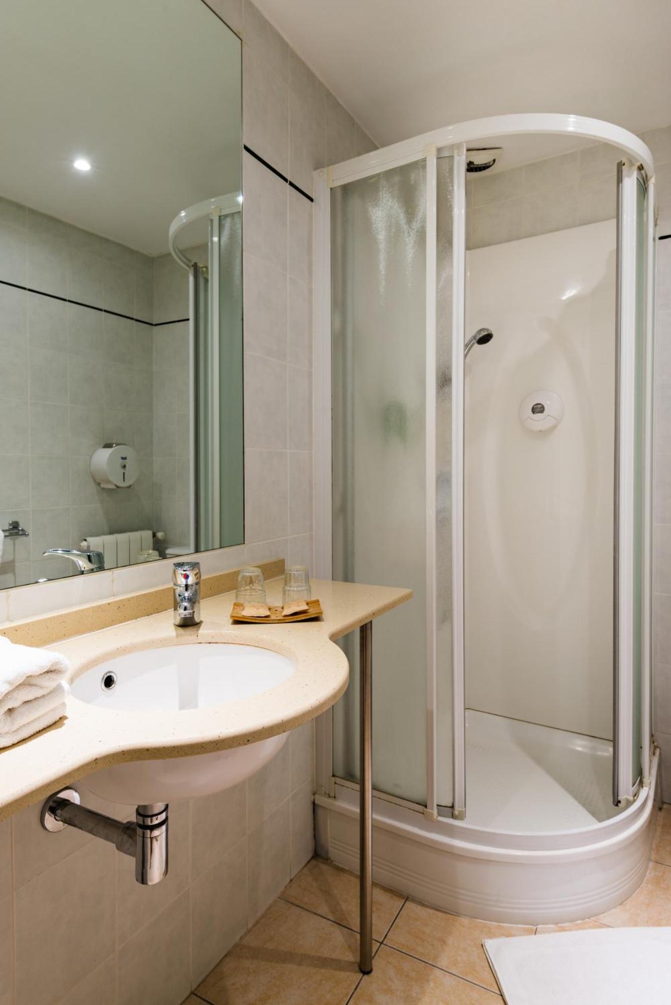 Standard Double Room Shower,1742600331:JPEG